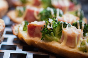 boulangerie gout（ブーランジュリーグウ）ベーコンとブロッコリーのタルティーヌ