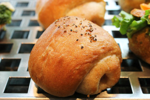 boulangerie gout（ブーランジュリーグウ）全粒粉ロール（ハム＆スモークチーズ）