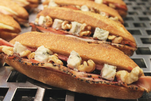 boulangerie gout（ブーランジュリーグウ）ゴルゴンゾーラとパストラミポークのカスクルート