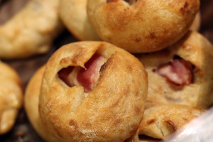 boulangerie gout（ブーランジュリーグウ)スモークチーズとベーコンペッパーのプティパン